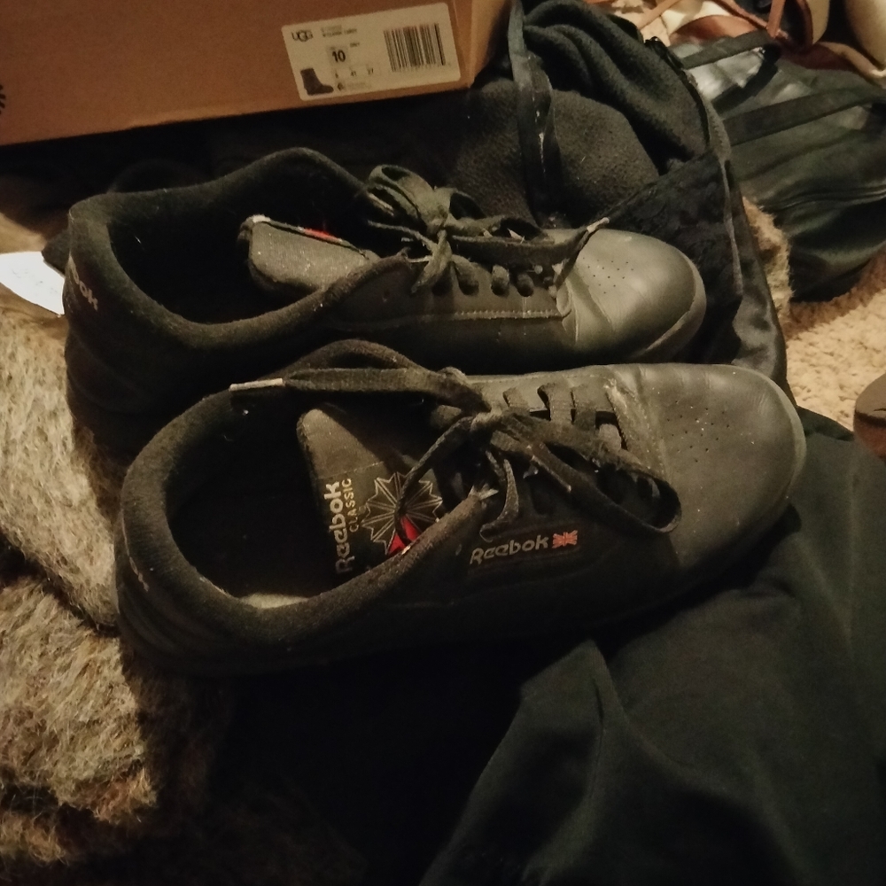 Tennis shoes